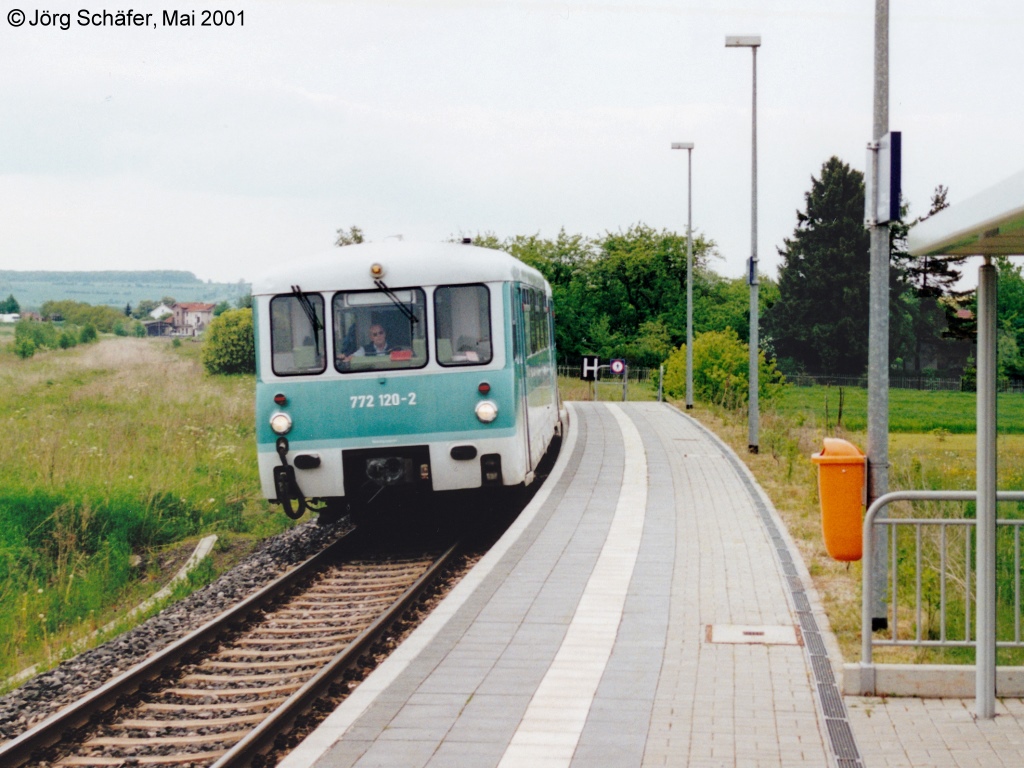 772 120 hat sich gerade als RB nach Friedrichroda auf den Weg gemacht. Schon im ersten groen Gleisbogen liegt der Haltepunkt Hrselgau.  

