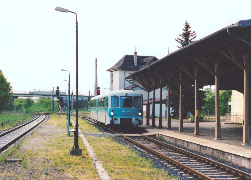 772 120 steht in Frttstdt zur Abfahrt nach Friedrichroda bereit. (Blick nach Westen im Mai 2001)