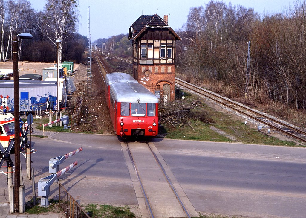 772 125 fhrt als N4059 Nauen - Falkensee in den Bahnhof Finkenkrug ein, 15.04.1995.