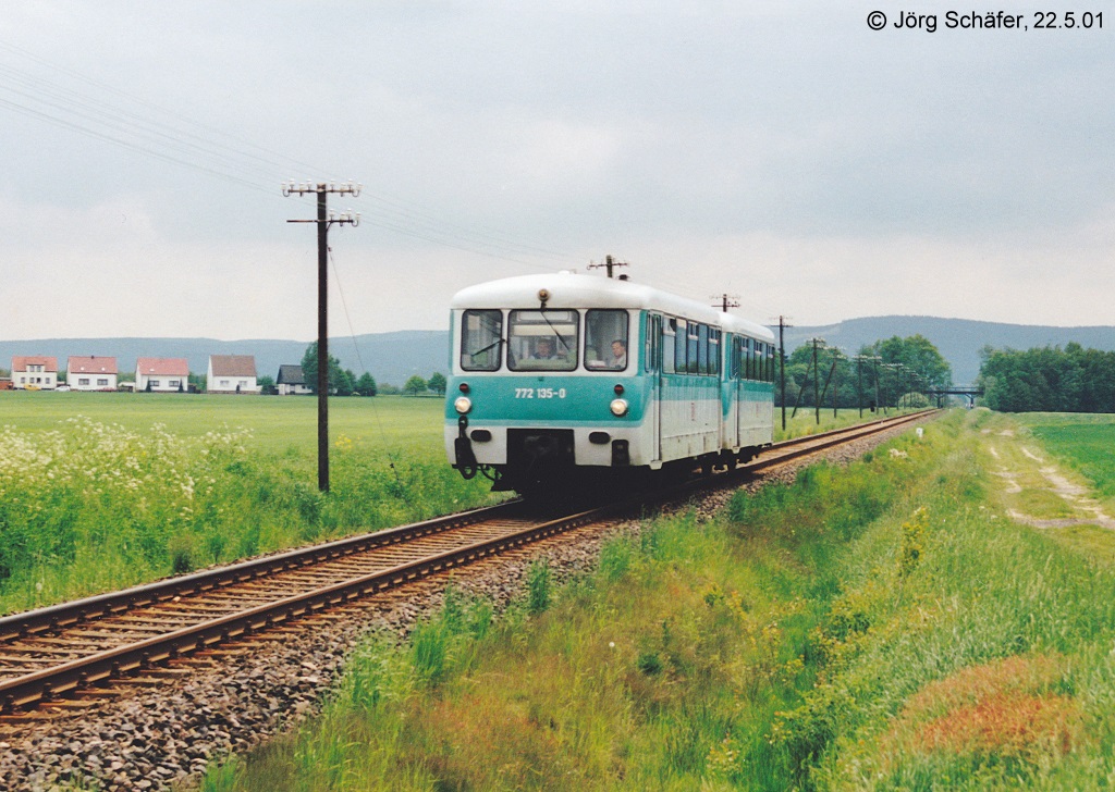 772 135 ist am 22.5.01 sdlich von Emleben als RB nach Gotha unterwegs.

