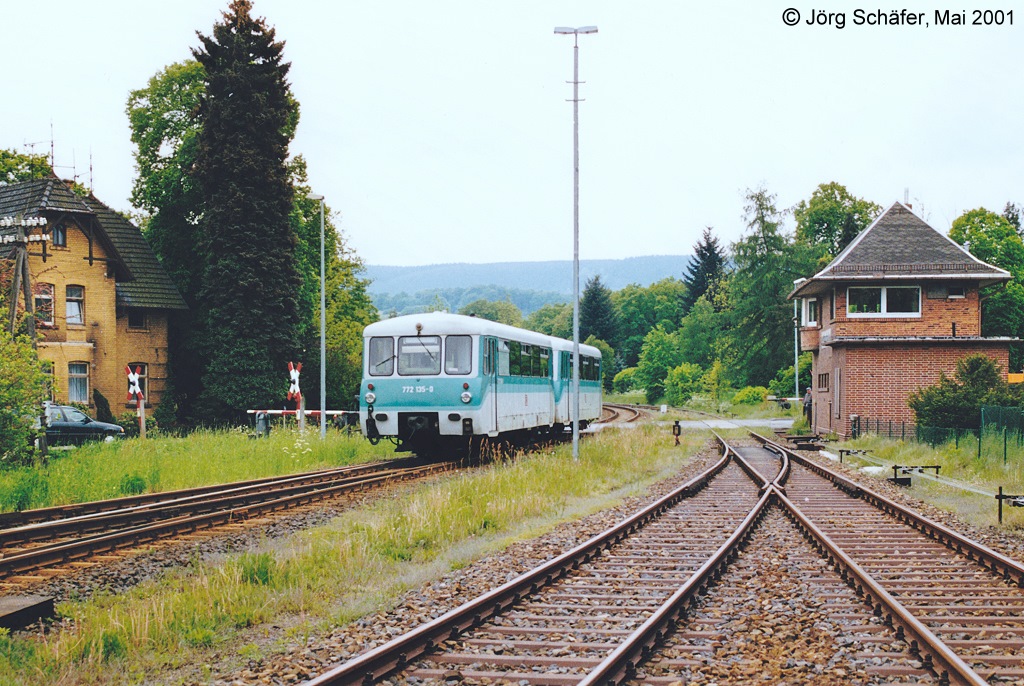 772 135 fhrt als RB aus Grfenroda in Georgenthal ein. (Blick nach Sden im Mai 2001)