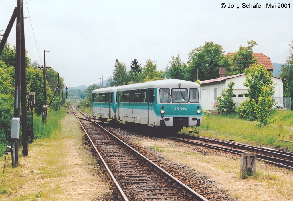772 139 fhrt als RB aus Grfenroda im Bahnhof Ohrdruf ein, Mai 2001.