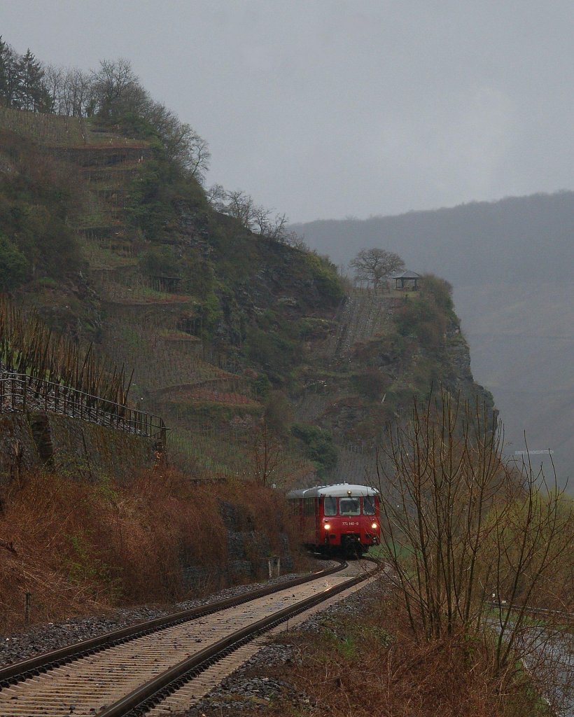 772 140-0 & 772 141-8, Bullay - Traben-Trarbach, fhrt zwischen Reil und Kvenig Richtung Traben-Trarbach. Der Sonderzug fuhr anlsslich der Feier  175 Jahre Deutsche Eisenbahn  bzw. des  Dampfspektakels . Das Wetter spielte leider berhaupt nicht mit. 04.04.2010