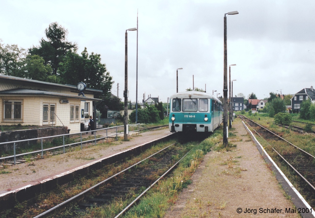 772 140 wartet im Mai 2001 in Crawinkel auf den Gegenzug aus Gotha.
