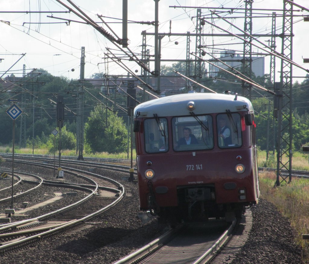 772 141 und 772 140 durchfahren am 07. Juli 2012 auf ihrer Fahrt von Frttstedt nach Rottenbach den Bahnhof Gotha.