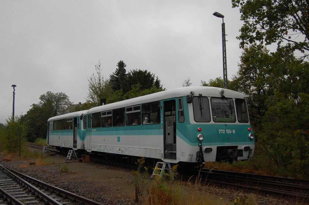 772 155 und 772 367 stehen am 25.09.2010 an den Entladeanlagen bei Seligenstdt der Wismut-Werksbahn. Das Bild entstand im Rahmen einer ffentlich veranstalteten Fahrt zur Besichtigung der Werksbahn.