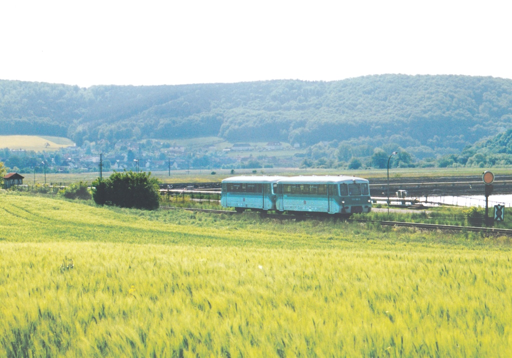 772 156 fhrt am 31.7.98 als Regionalbahn nach Bad Salzungen am Vorsignal der Gegenrichtung des Bahnhofs Merkers vorbei.