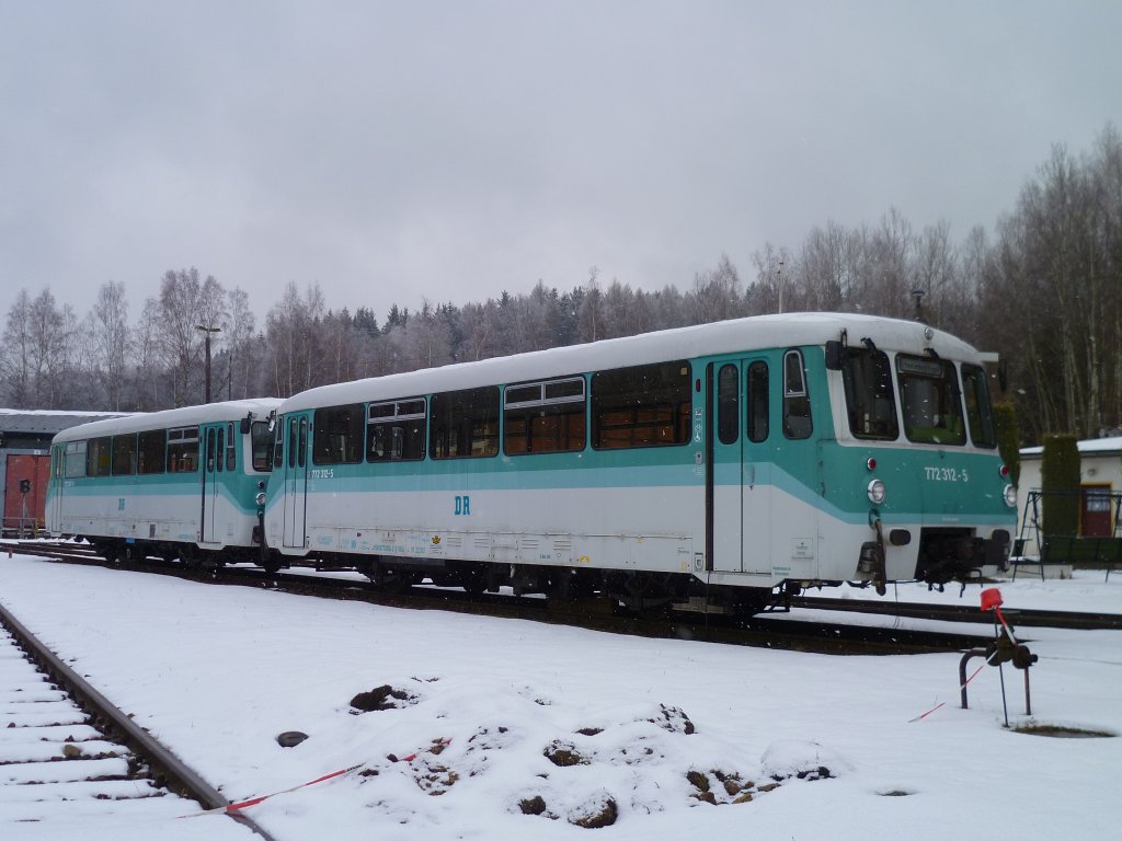 772 312-5 und 772 376-9 gesehen am 17.02.13 in Adorf beim Vogtlndischen Eisenbahnverein.