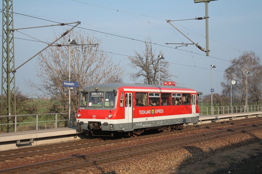 772 342 'Teichland Express' durchfhrt auf der Fahrt nach Cottbus den Bahnhof Priestewitz. Am 04.04.2011.
