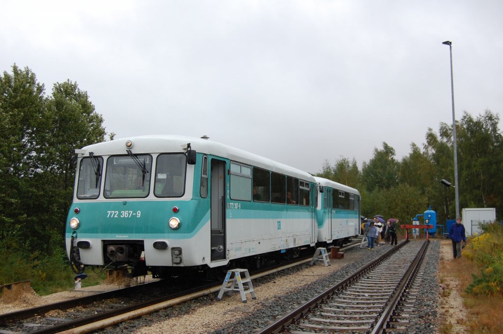 772 367 und 772 155 stehen am 25.09.2010 an den Entladeanlagen bei Seligenstdt der Wismut-Werksbahn. Das Bild entstand im Rahmen einer ffentlich veranstalteten Fahrt zur Besichtigung der Werksbahn.