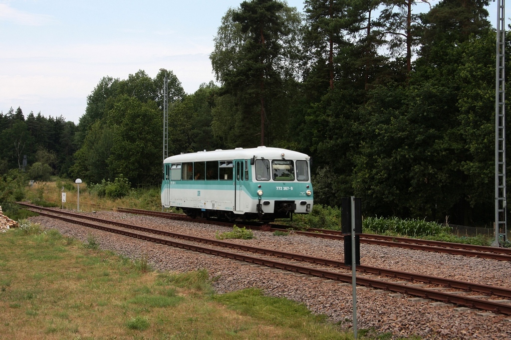 772 367 bei Einfahrt in den Bf Schnberg als 86062 am 17.07.2010. Das Gleis im Vordergrund gehrt zur eh. KBS548 (Schnberg - Hirschberg). 