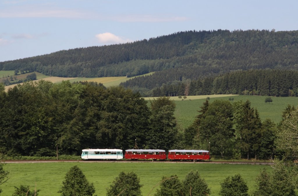 772 367, mit 972 771 und 171 056 der Erzgebirgischen Aussichtsbahn am 09.07.2011 zwischen Walthersdorf und Sehma. 

