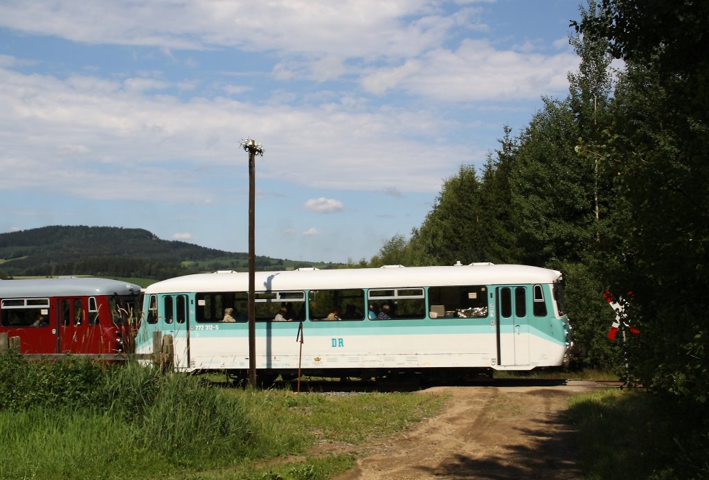 772 367, mit 972 771 und 171 056 der Erzgebirgischen Aussichtsbahn am 09.07.2011 zwischen Walthersdorf und Sehma.

