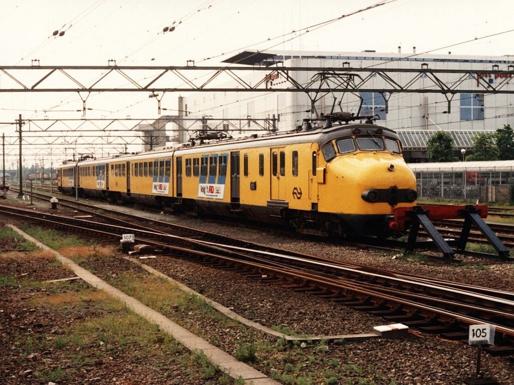 772 auf Bahnhof Leeuwarden am 29-6-94. Bild und scan: Date Jan de Vries.