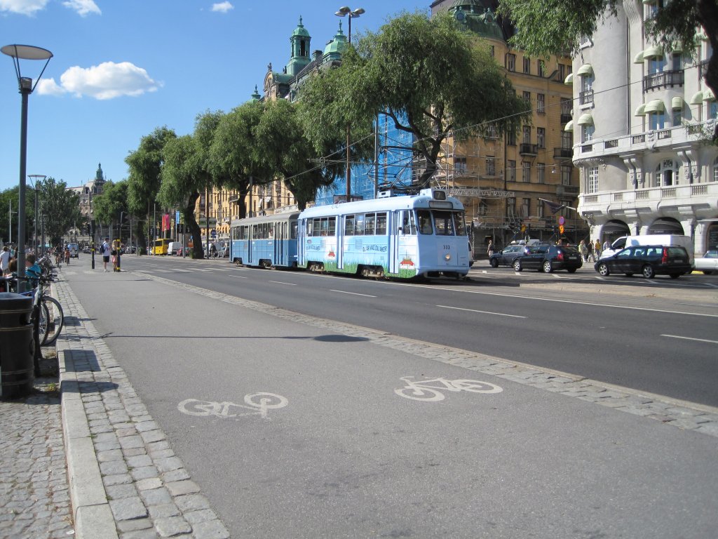 7.7.2010 16:06 Historischer Triebwagen mit Beiwagen auf der Djurgrdslinie zwischen den Haltestellen Nybroplan und Styrmansgatan.