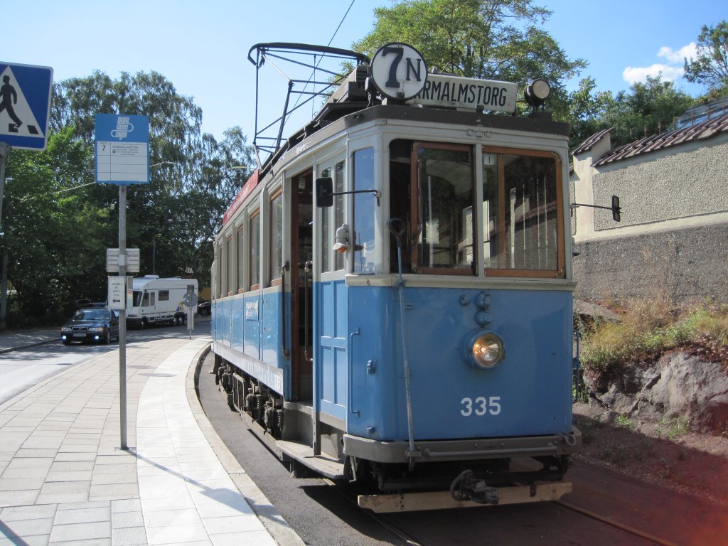 7.7.2010 16:40 Historischer Tiebwagen in der Endhaltestelle Waldemarsudde fhrt in Krze zurck nach Norrmalmstorg.  