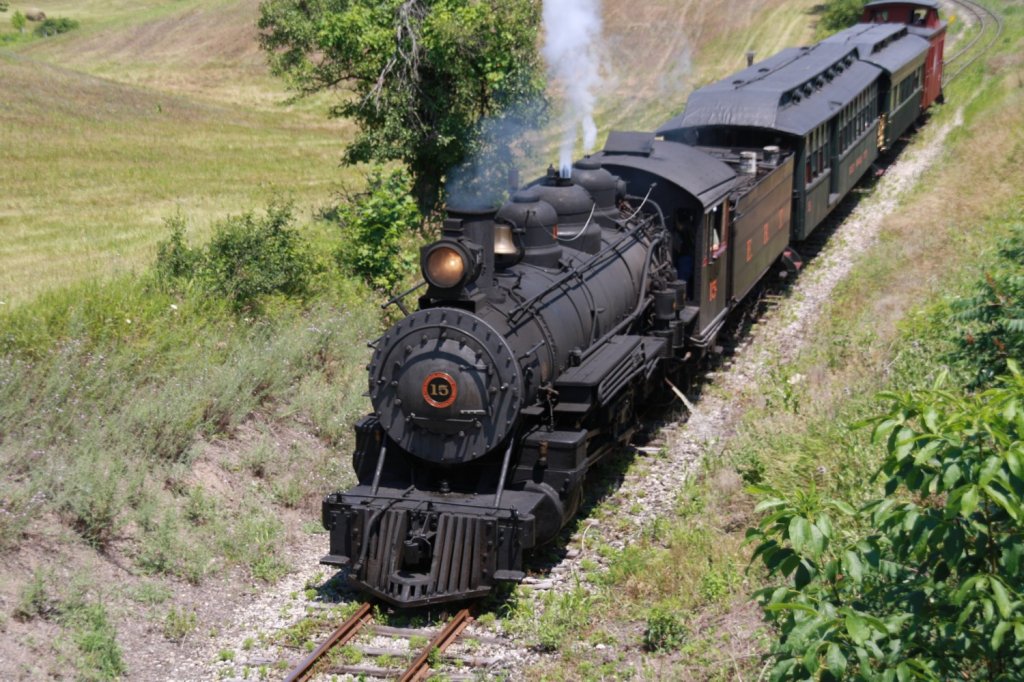 7.7.2011 2km nrdl. von Orbisonia, PA. No. 15 der East Broad Top Railroad auf dem Weg heim nach Orbisonia. 1914 von Baldwin gebaut.
Dampf und Schmalspur sind zwar nicht so mein Ding, aber wenn man schon mal in der Gegend ist...
