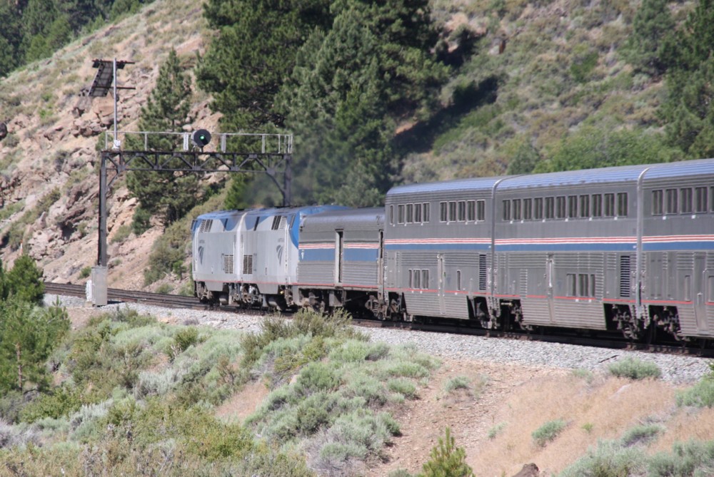 7.7.2012 Reno, UT - Roseville, CA. California Zephyr, gezogen von Genesis 172 & 122  passiert Signal 2125. Signalbrcken dieser Art werden nach und nach gegen einzeln stehende Signale ersetzt. 