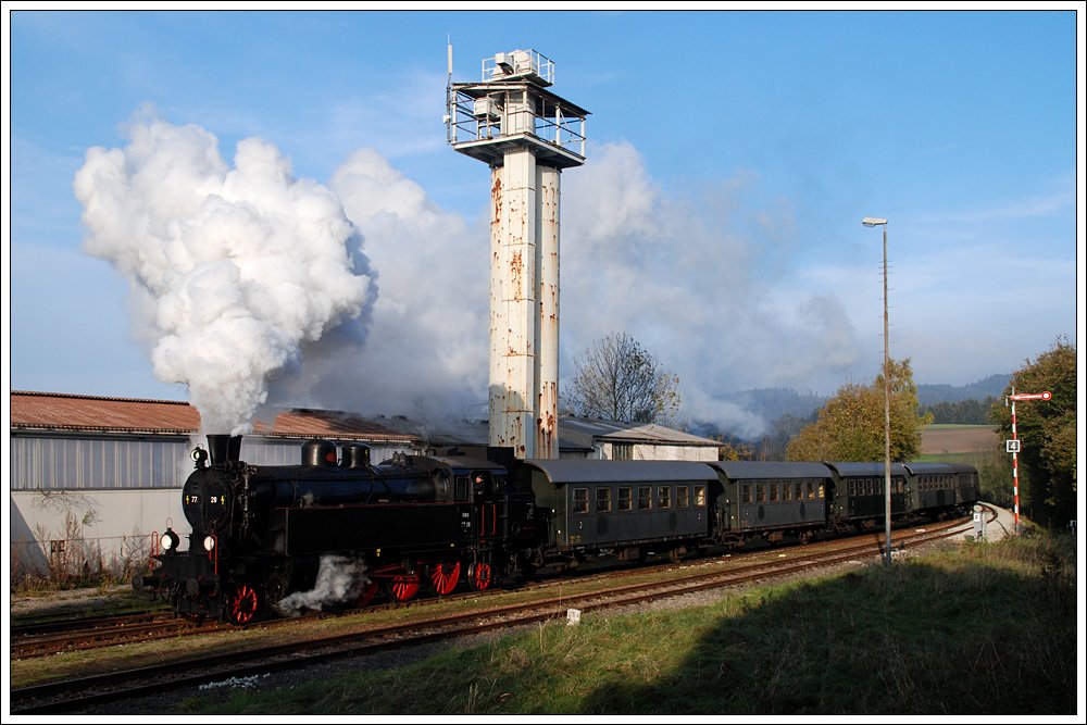 77.28 mit dem Fotoperser 91159 von Attnang-Puchheim nach Hausruck bei der Scheineinfahrt in den Banhof Hausruck am 21.10.2009.