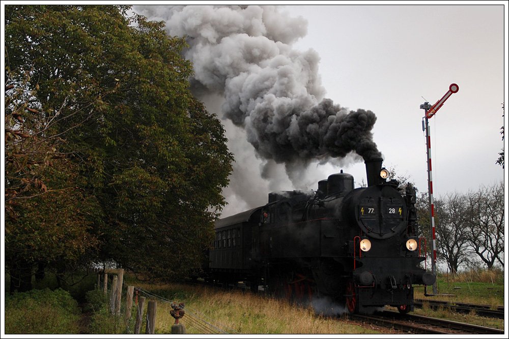 77.28 mit dem Fotoperser 91159 von Attnang-Puchheim nach Hausruck bei der Ein-/Durchfahrt des Bahnhofes Holzleiten am 21.10.2009. Hier habe ich leider etwas zu sp�t abgedr�ckt. Es w�re sch�ner gewesen, st�nde das Signal komplett frei. 
