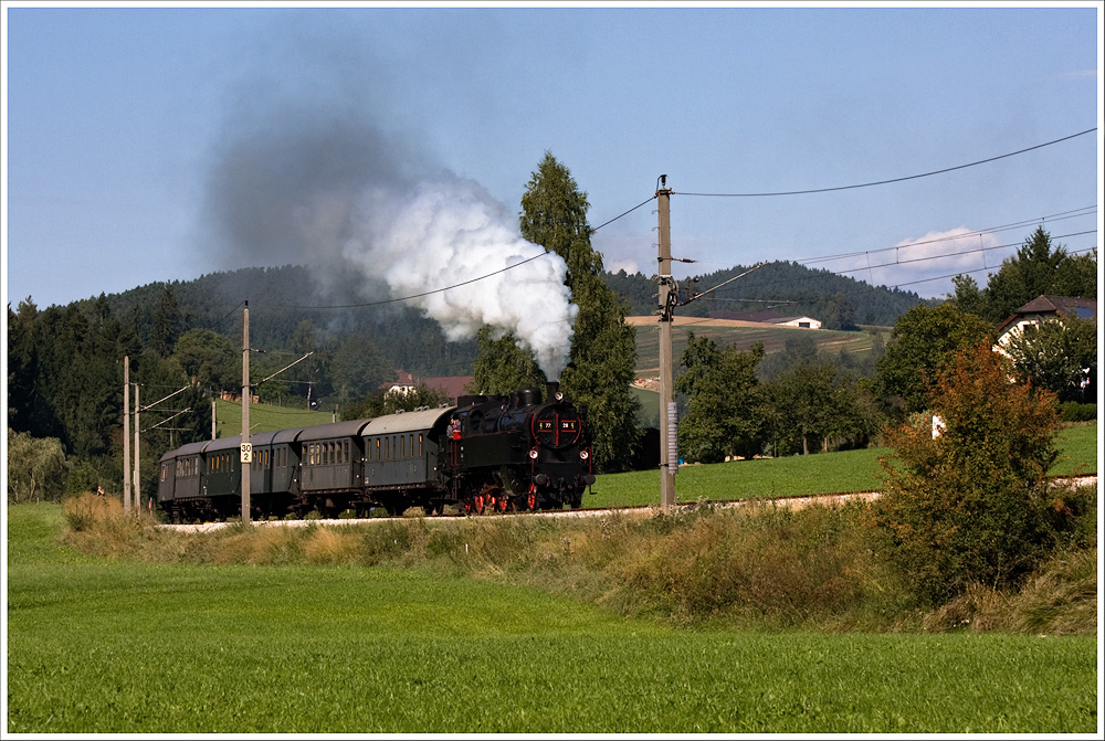 77.28 mit dem LP19043 (Summerau-Linz Stahlwerke) am 17.9.2011 bei der Hst.Selker

