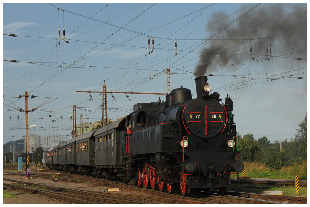 77.28 mit ihrem SE 17238 auf dem Weg nach Linz Urfahr  bei der Ausfahrt aus dem Linzer Mhlbachbahnhof am 28.8.2012.