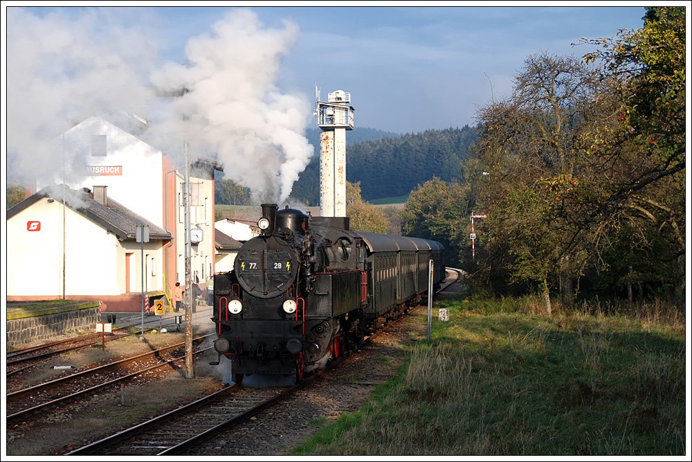 77.28 nach der Ankunft in Hausruck mit ihrem Fotozug 91159 von Attnang-Puchheim am 21.10.2009. 