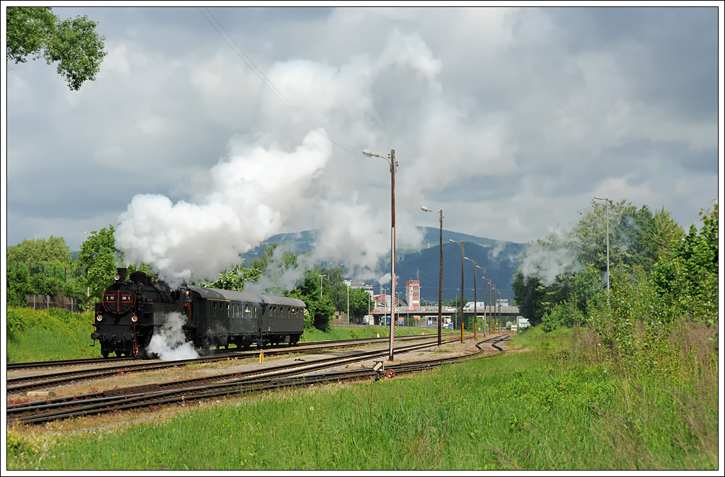 77.28 der �GEG am 13.5.2013 mit ihrem Sonderzug SR 16529 von Linz Urfahr nach Linz Vbf-West, von wo es �ber die Summerauerbahn weiter nach Summerau ging, bei der der Einfahrt in Linz Stadthafen.