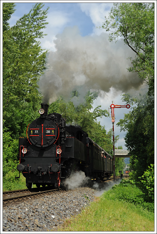 77.28 der �GEG am 13.5.2013 mit ihrem Sonderzug SR 16529 von Linz Urfahr nach Linz Vbf-West, von wo es �ber die Summerauerbahn weiter nach Summerau ging, beim ES Linz Stadthafen aufgenommen.