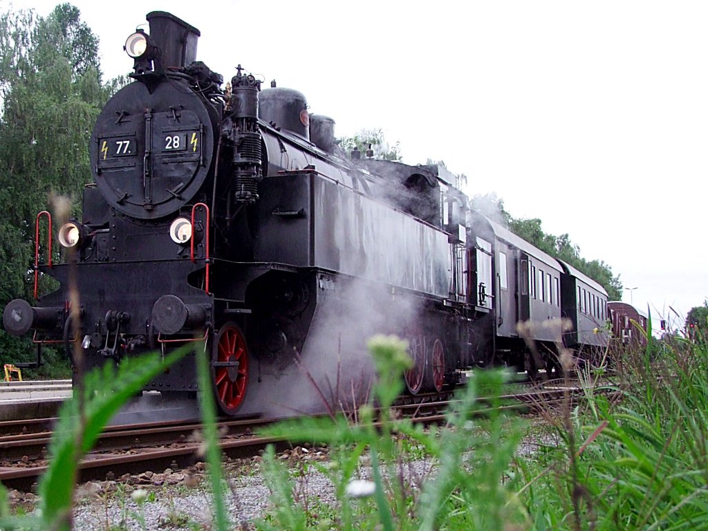 77.28 steht mit dem Dampfsonderzug am Bhf. Ried zur Abfahrt bereit;100806