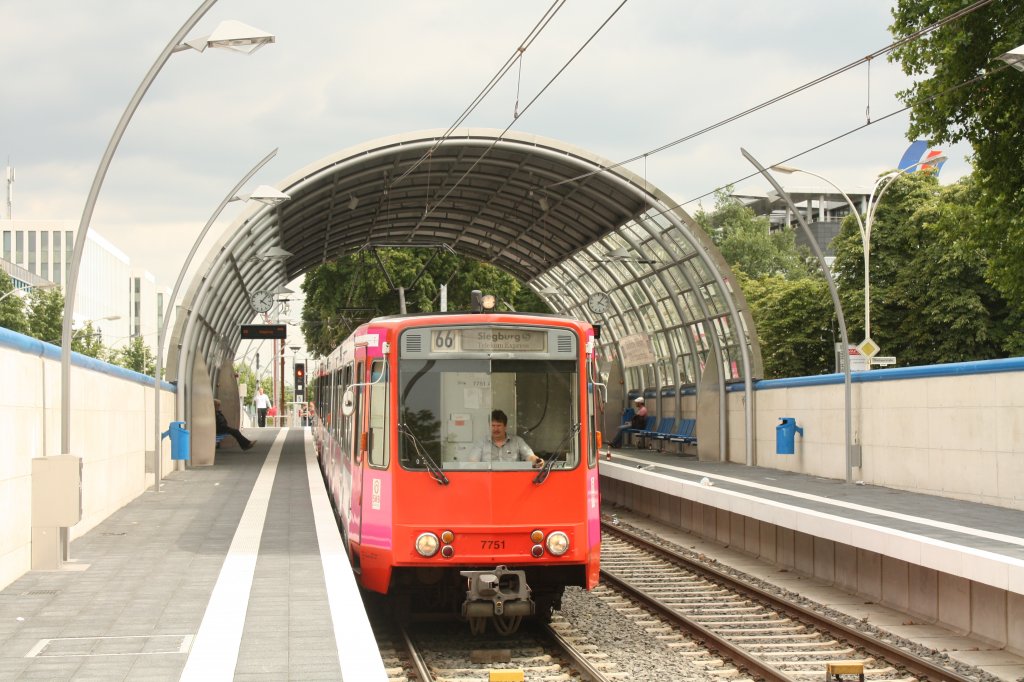 7751 (451 085) steht am 02.07.11 in der Station Bonn Telekom Ollenhauerstr.