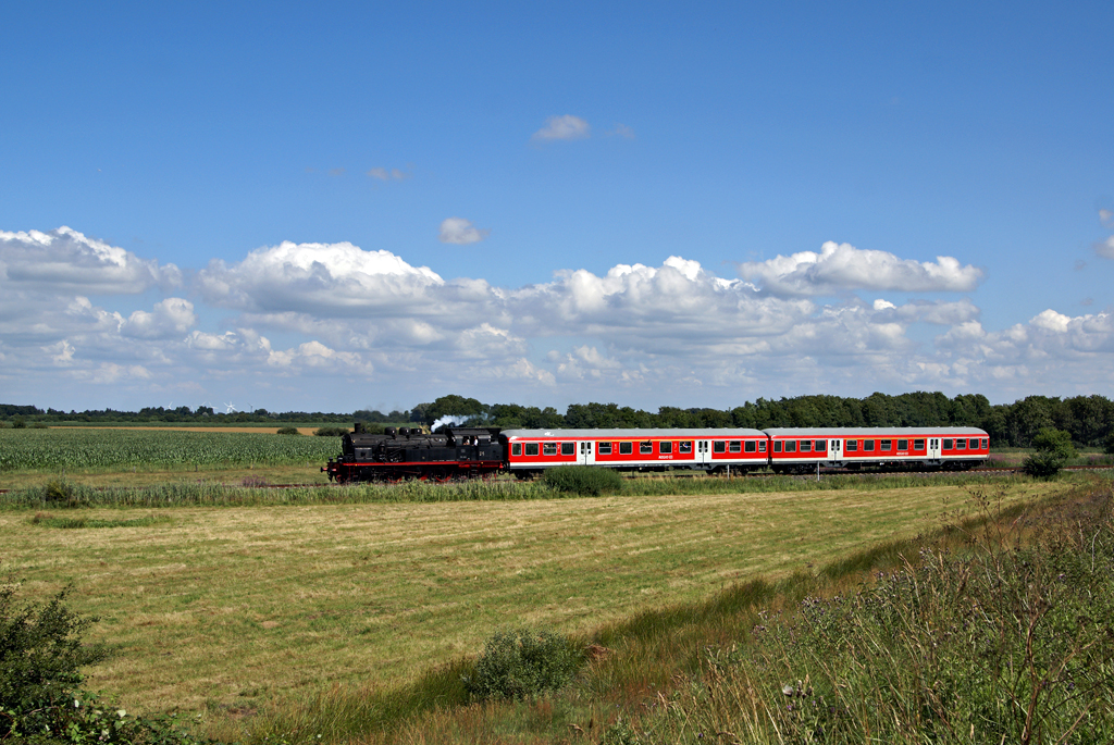 78 468 am 27.07.2010 mit einem Zug nach Niebll bei Deezblleck