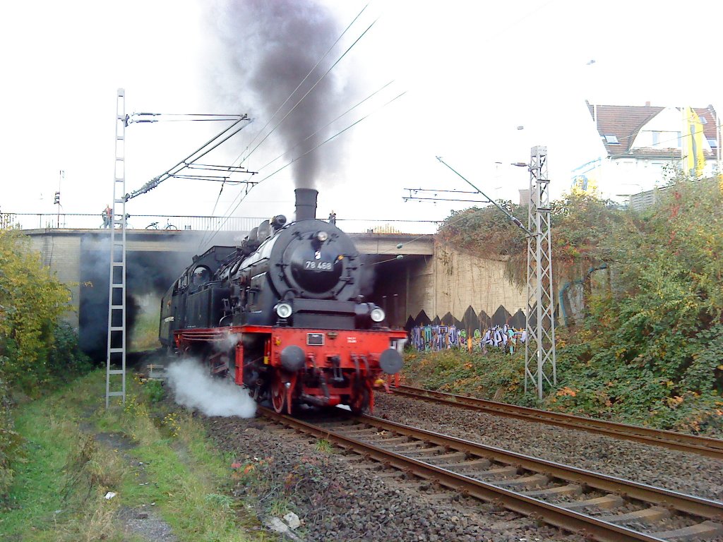78 468 bei der Ausfahrt vom Hbf Solingen an der steigung nach Wuppertal. Aufgenommen zum Br�ckenfest, am 25.10.09