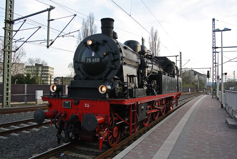 78 468 beim Umsetzen im Bahnhof Dren, kurz danach fuhr sie mit der Kiste (Zug der Erinnerung) weiter nach Aachen Rothe-Erde, 2.4.11