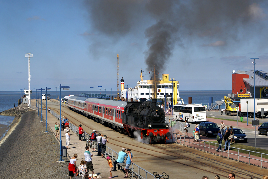 78 468 beschleunigt am 27.07.2010 mit 2 n-Wagen und den Kurswagen (Bimz) aus dem Bahnhof Dageb�ll Mole gen Nieb�ll.