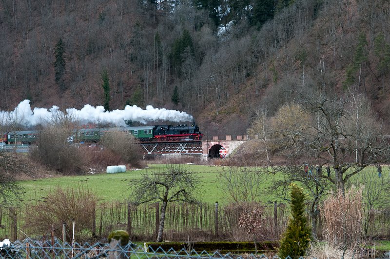 78 468 mit dem DPE 91744 (Hausach-Alpirsbach) am 21. Februar 2010 im Kinzigtal.