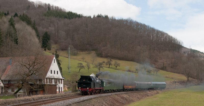 78 468 mit dem DPE 91745 (Alpirsbach-Hausach) am 21. Februar 2010 in St. Roman.