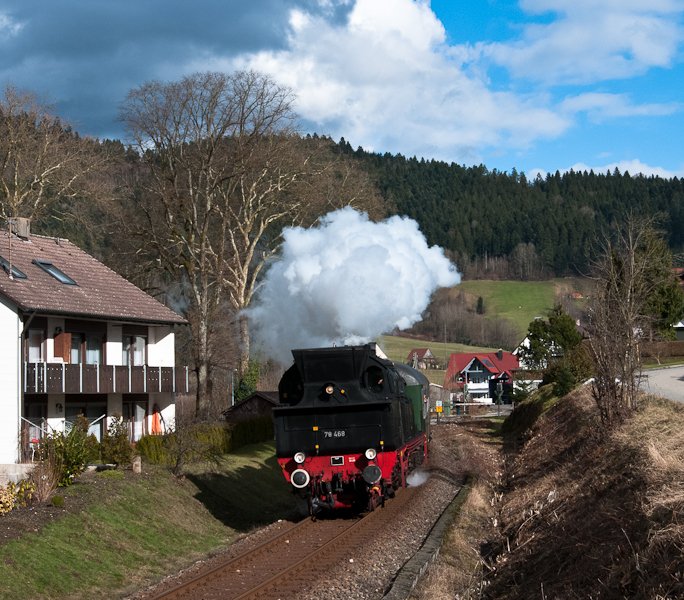 78 468 mit dem DPE 91748 (Alpirsbach-Hausach) am 21. Februar 2010 in Halbmeil.