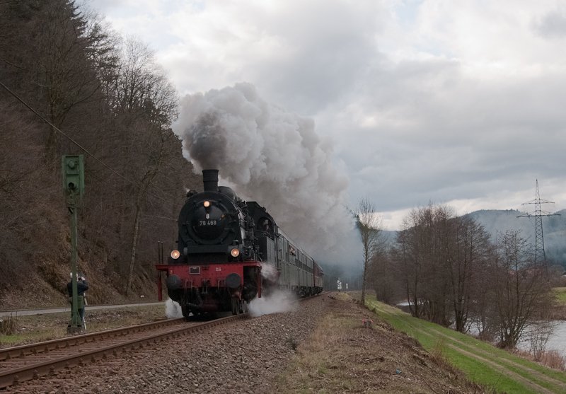 78 468 mit dem DPE 91749 (Hausach-Alpirsbach) am 21. Februar 2010 bei Kirnbach.