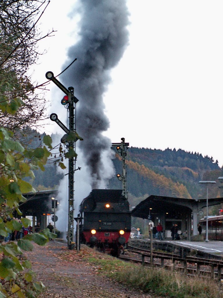 78 468 mit dem Zug der Erinnerung am 31.10.12 bei der Ausfahrt Pirmasens Nord.