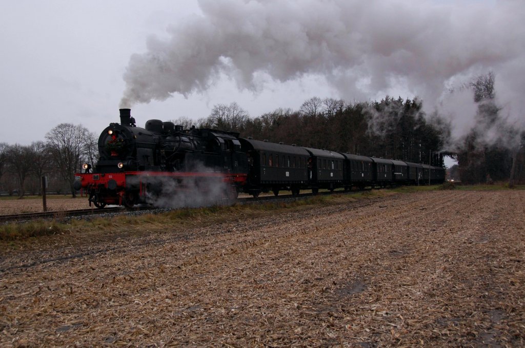 78 468 mit ihrem Nikolaus-Sonderzug von Gtersloh Nord nach Hvelhof, hier zwischen Kaunitz und Hvelhof, 04.12.2011.