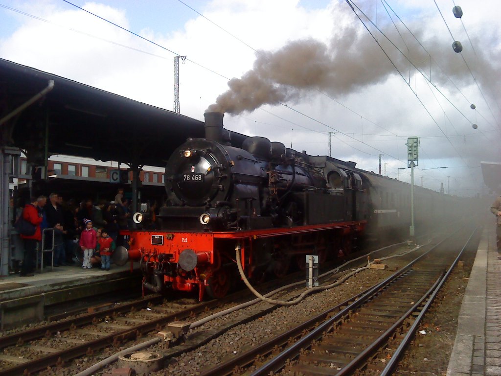 78 468 mit ihrem Sonderzug im Hbf Solingen,beim Wasser fassen.Aufgenommen zum Br�ckenfest am 25.10.09