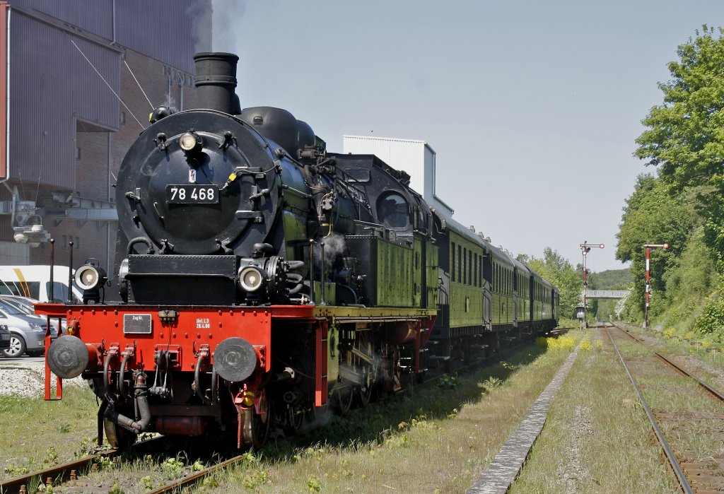 78 468 mit Nostalgiezug beim Halt in Billerbeck. Im Hintergrund zwei noch in Betrieb befindliche Formsignale (Bahnhofsfest Billerbeck am 01.05.2011)
