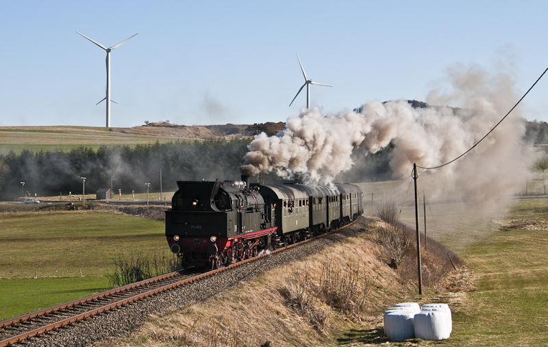 78 468 mit P 310 (Ulmen - Gerolstein) am 6. April 2010 bei Dockweiler.
