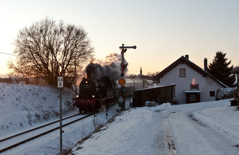 78 468 und V100 1041 der Nesa (Zugschluss) mit dem DPE 37892 (Seebrugg-Singen (Htw) am 2. Januar 2010 in Dggingen.