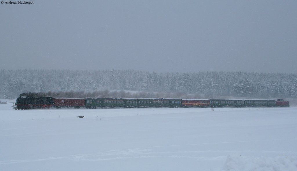 78 468 und V100 1041 (Zugschluss) mit dem DPE 91729 (Horb-Hinterzarten) bei Rtenbach 31.1.10