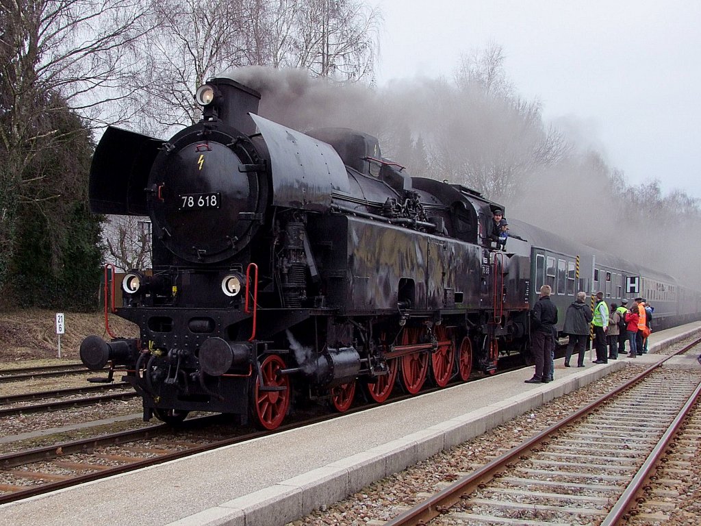78-618 wird mit R14310 am Rieder Bahnhof bereits erwartet;110313