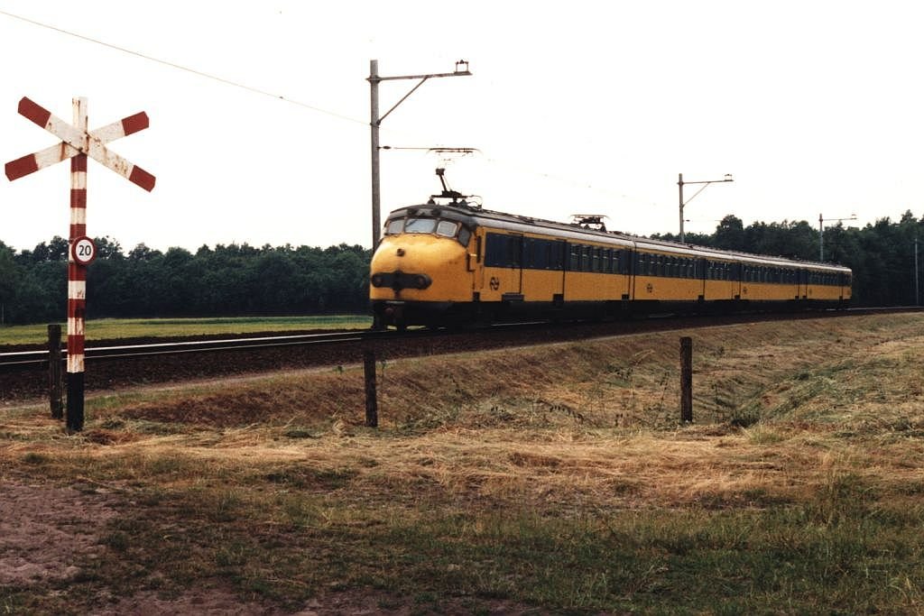 781 mit Regionalzug 8039 Zwolle-Emmen bei Mari�nberg am 6-7-1994. Bild und scan: Date Jan de Vries.