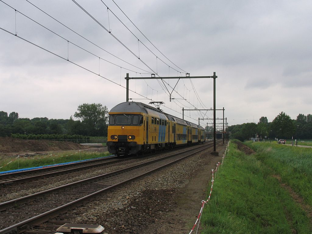 7812 mit Regionalzug 16035 Utrecht CS-Den Bosch bei Houten am 11-6-2010.