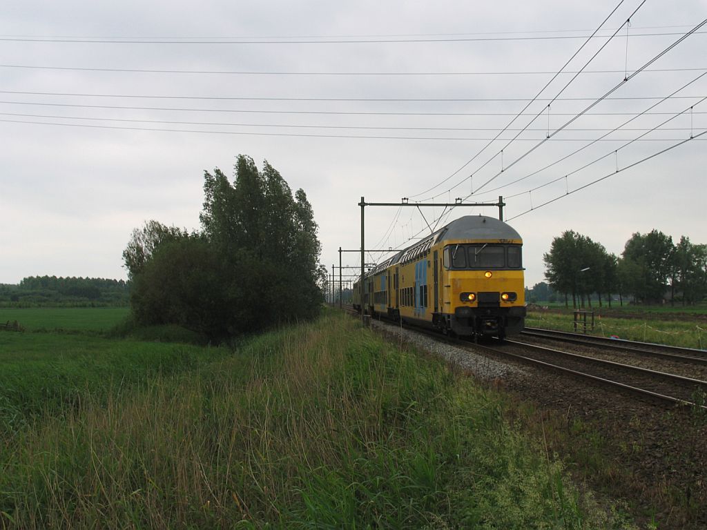 7812 mit Regionalzug 6028 Tiel-Utrecht CS bei Houten am 11-6-2010.